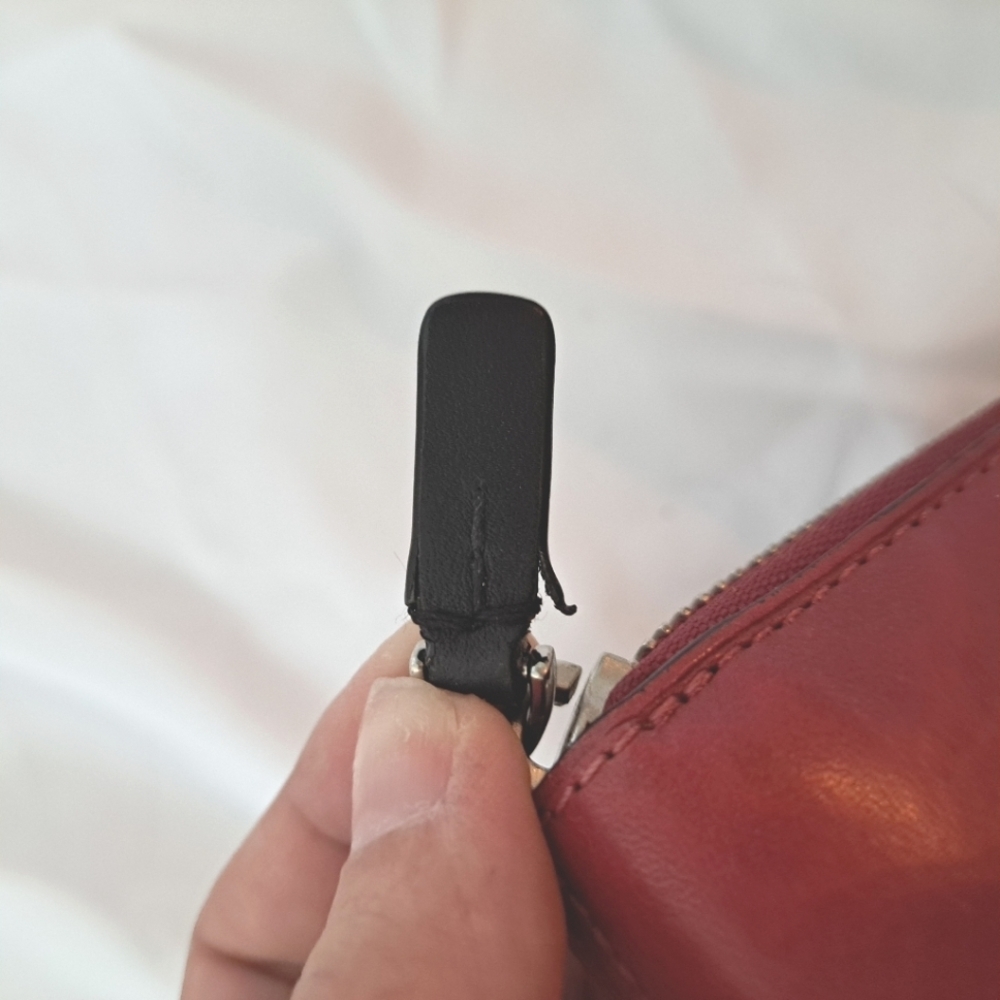 Tumi | Red leather ladies Wallet and black trim - Picture 14 of 14